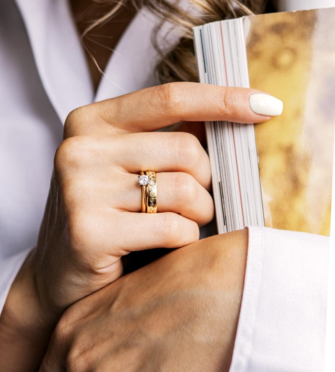 Pierscionek zareczynowy z diament 030 ct z zolte zloto angel na palcu 03