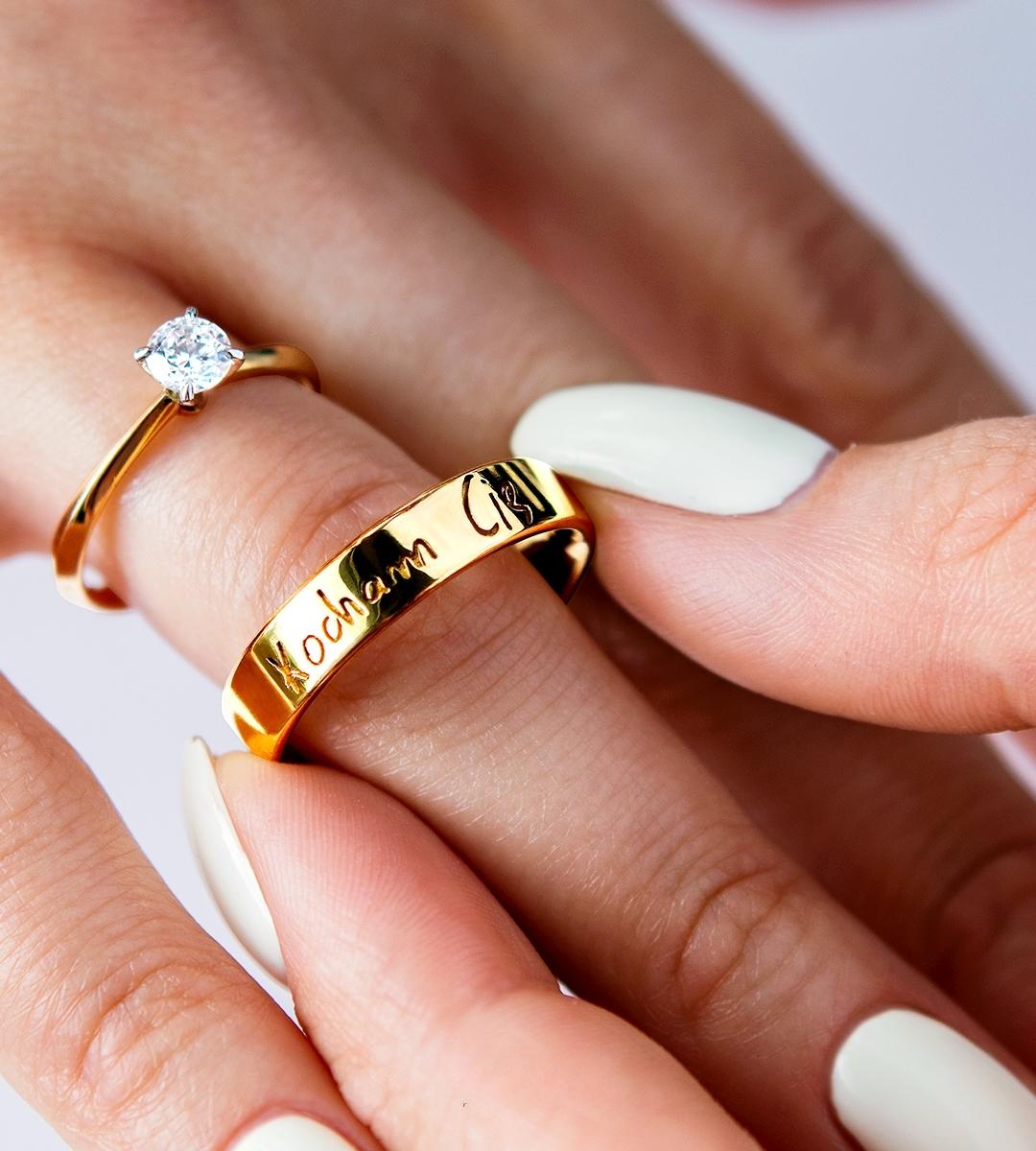 Pierscionek zareczynowy z diament laboratoryjny 030 ct z zolte zloto angel na palcu 02