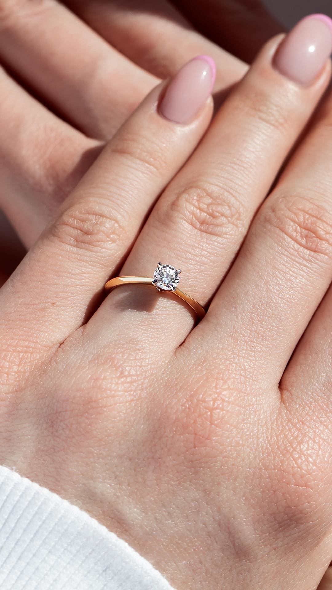 Pierscionek zareczynowy z diament laboratoryjny 050 ct z zolte zloto angel na palcu 01