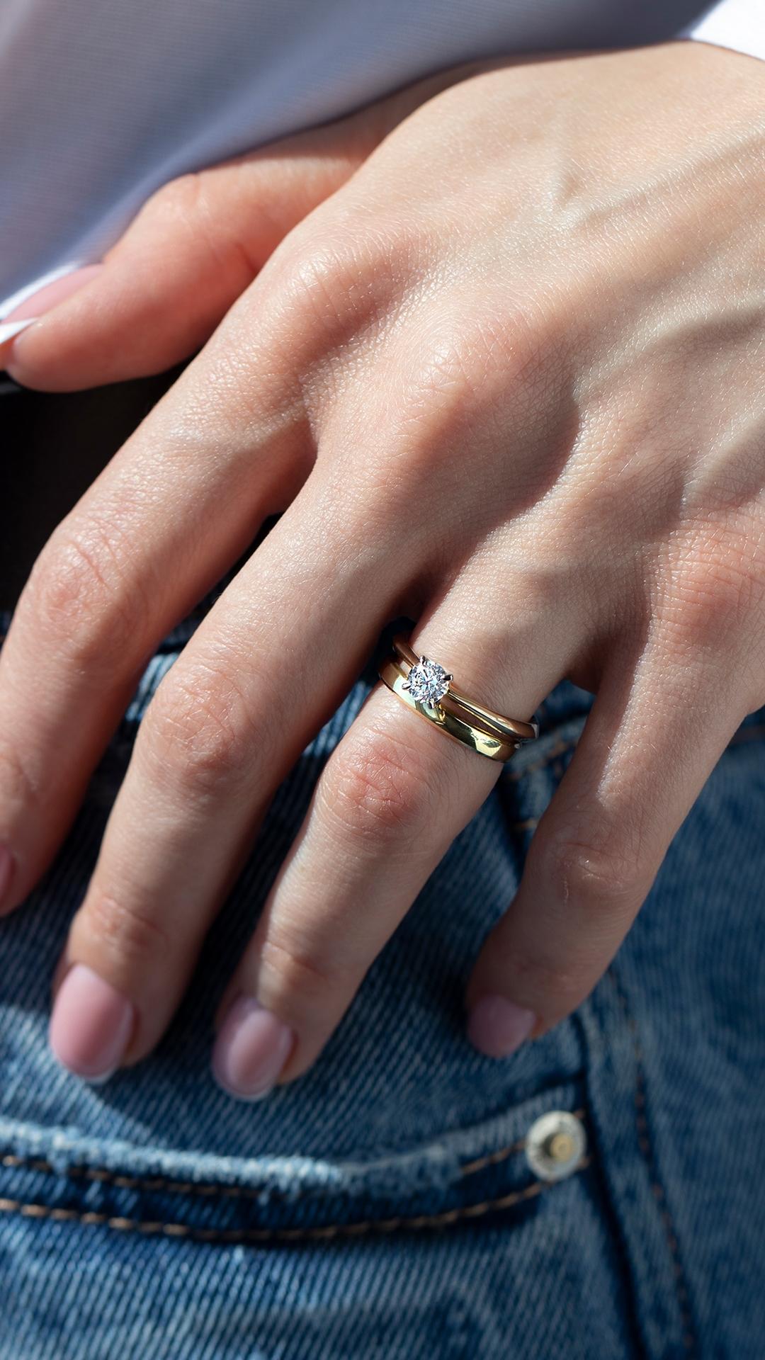 Pierscionek zareczynowy z diament laboratoryjny 050 ct z zolte zloto angel na palcu 02