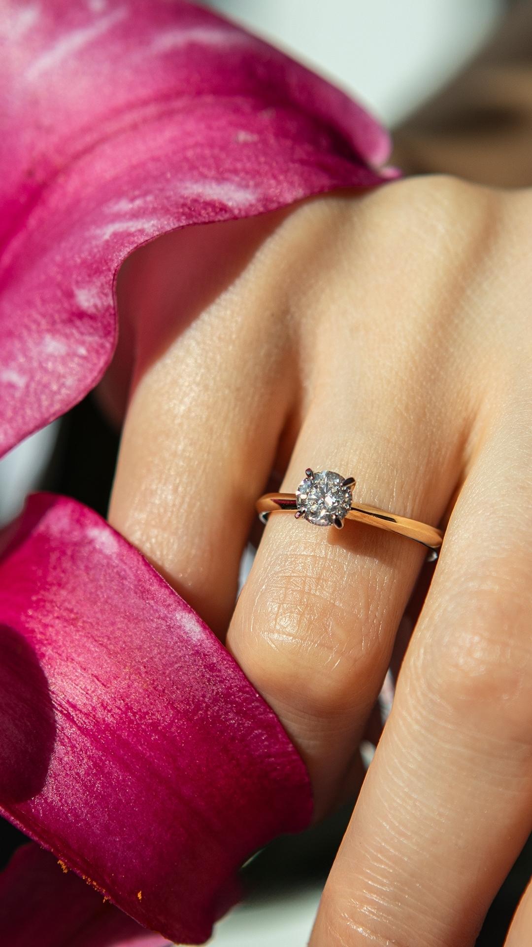 Pierscionek zareczynowy z diament laboratoryjny 050 ct z zolte zloto angel na palcu03