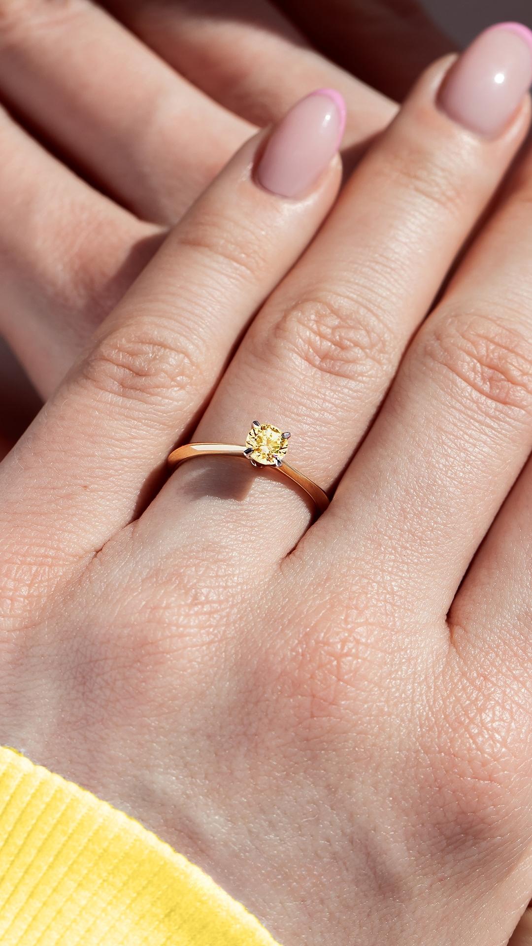 Pierscionek zareczynowy z diament laboratoryjny zolty 050 ct z zolte zloto angel na palcu