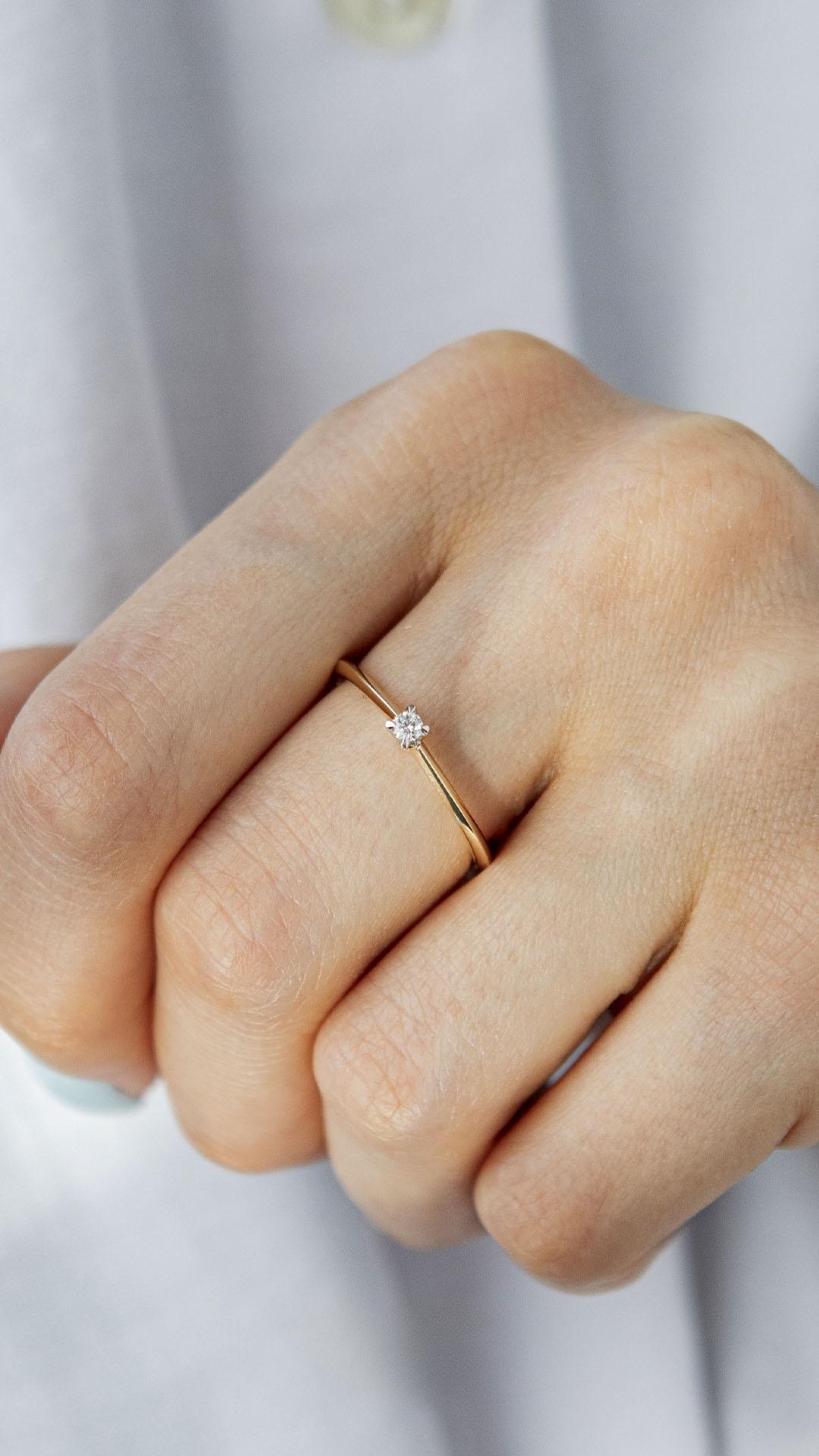 Pierscionek zareczynowy z szafir bialy 010 ct z zolte zloto angel na palcu 03