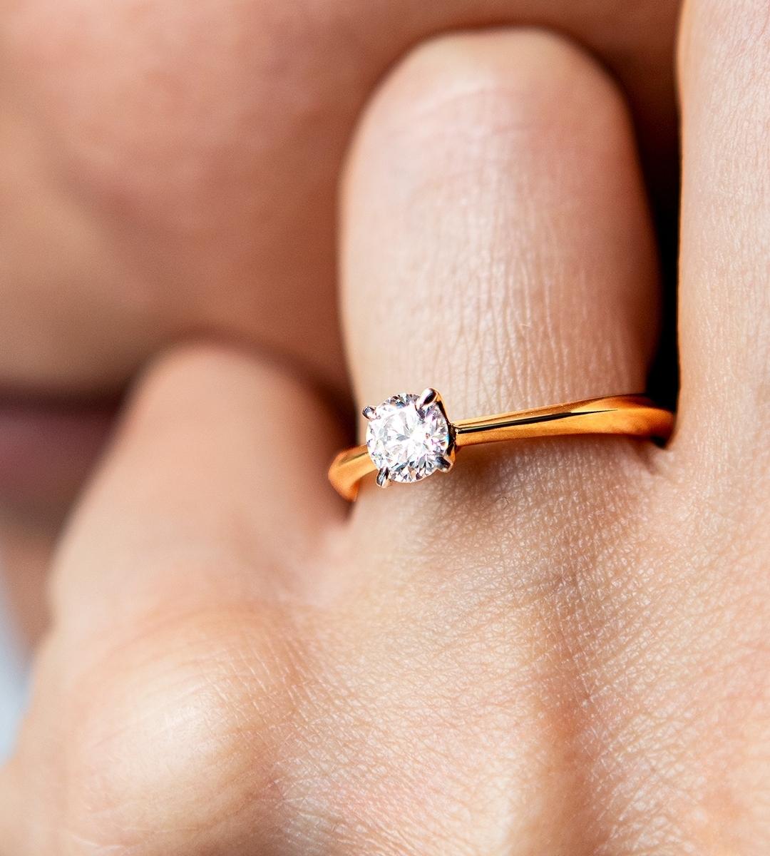 Pierscionek zareczynowy z szafir bialy 050 ct z zolte zloto angel na palcu 03