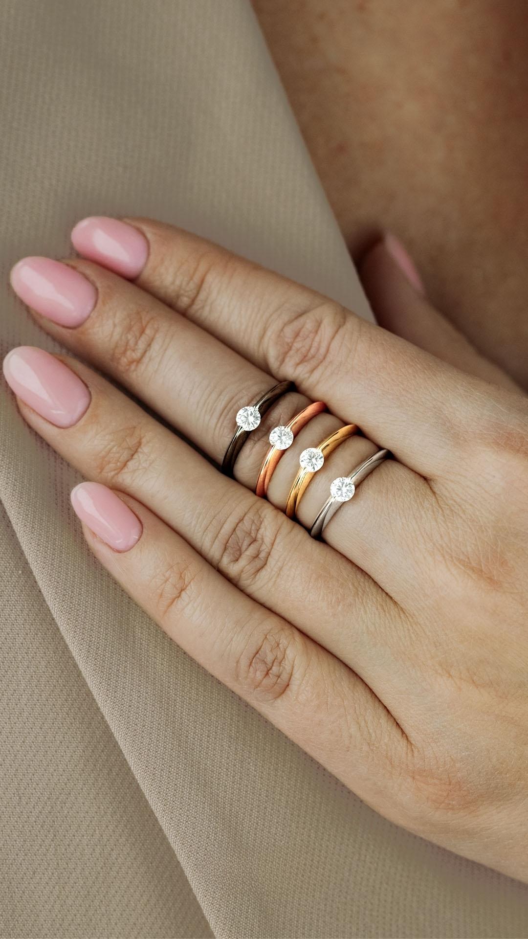 Pierscionek zareczynowy z diament 050 ct z czarne zloto baby na palcu