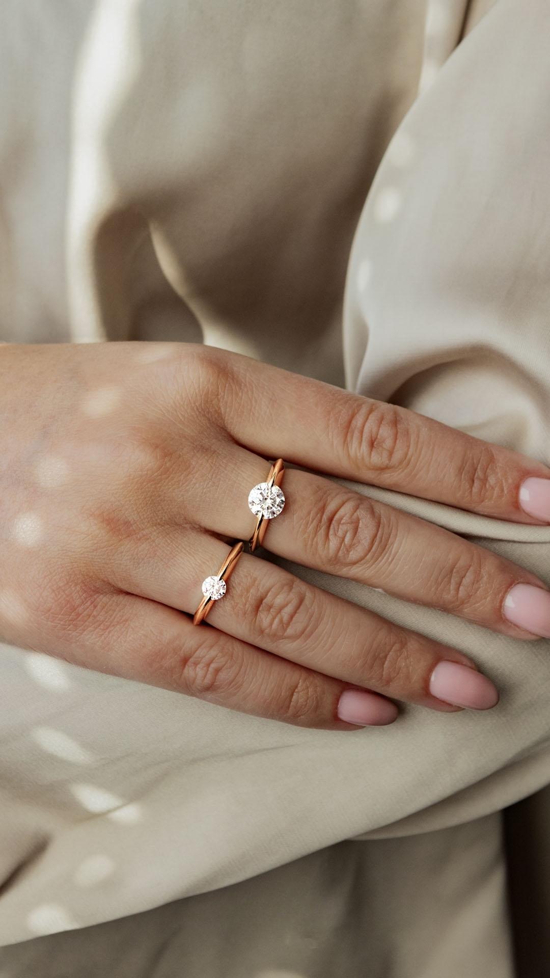 Pierscionek zareczynowy z diament 050 ct z zolte zloto baby na palcu 02