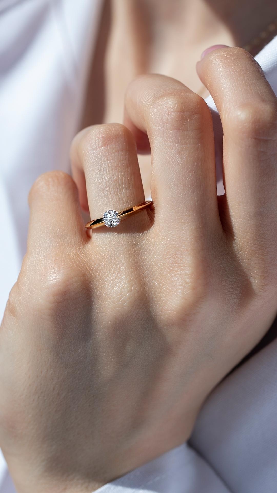 Pierscionek zareczynowy z diament 050 ct z zolte zloto baby na palcu 03