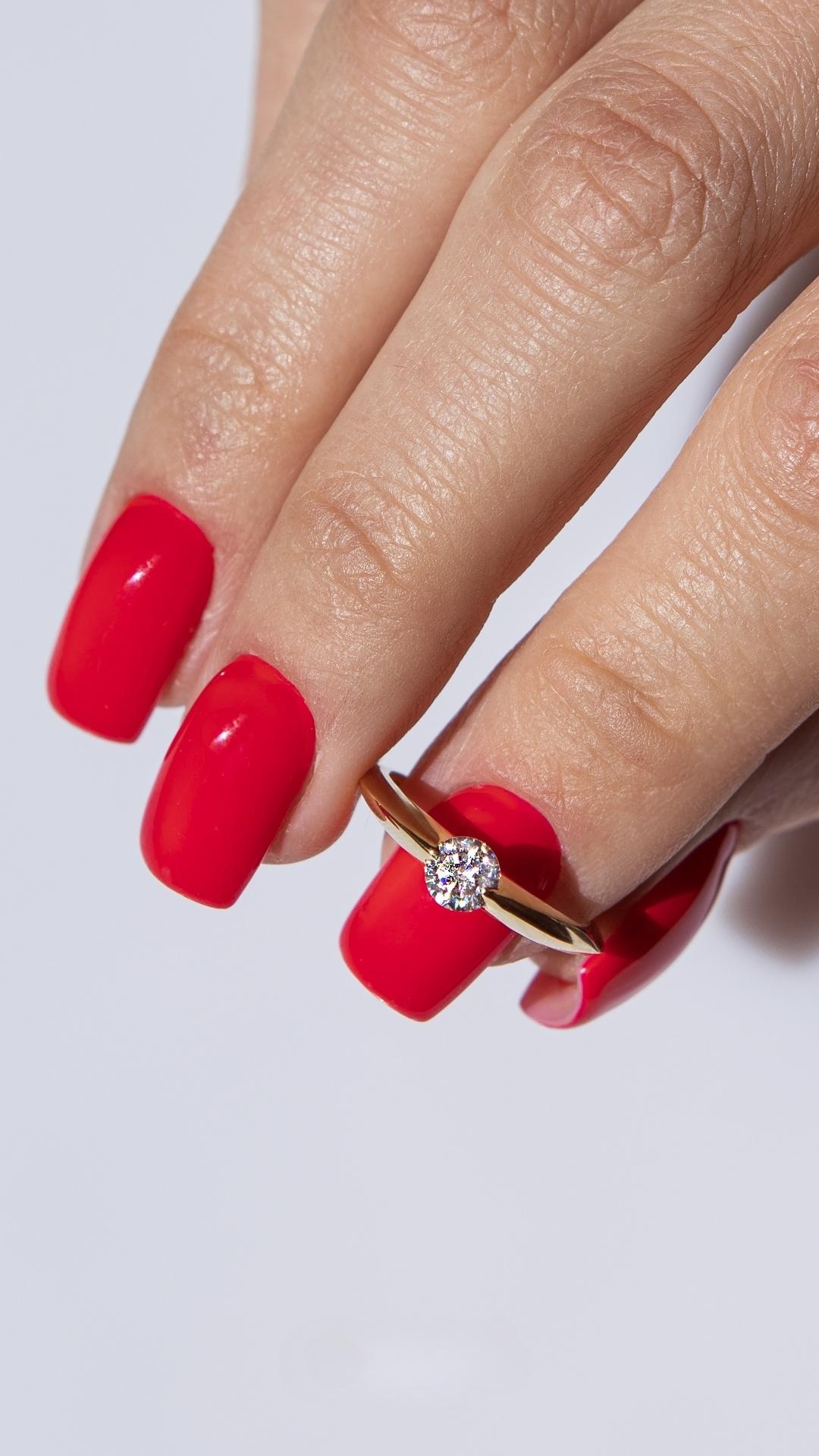 Pierscionek zareczynowy z diament 050 ct z zolte zloto baby na palcu 04