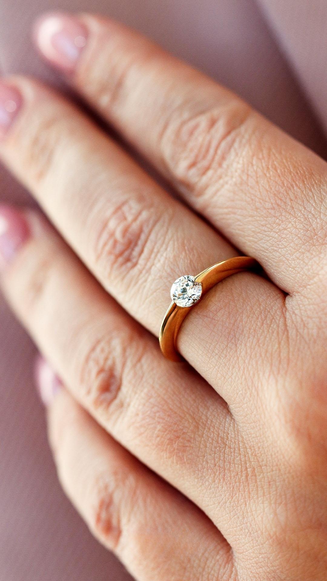 Pierscionek zareczynowy z diament 050 ct z zolte zloto baby na palcu