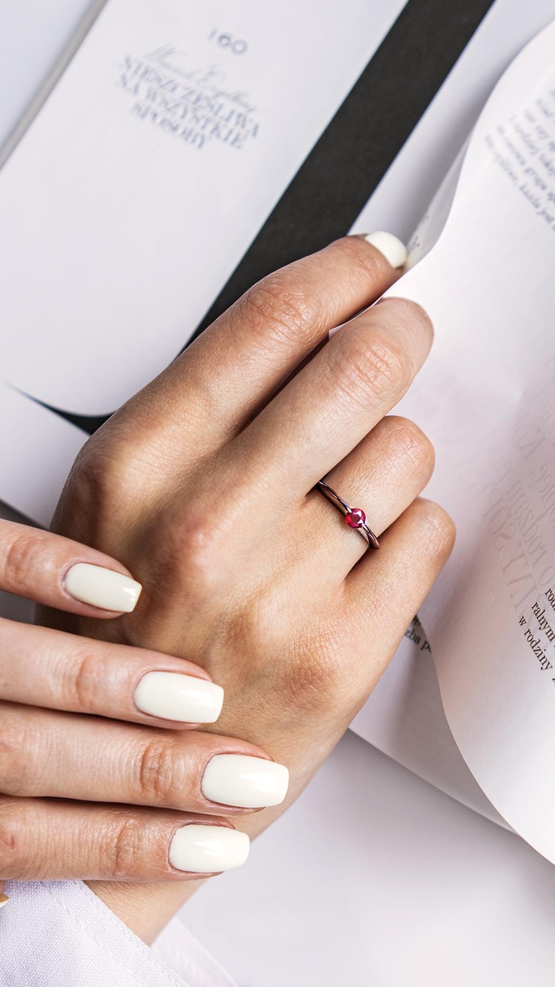 Pierscionek zareczynowy z diament laboratoryjny czerwony 050 ct z czarne zloto baby na palcu