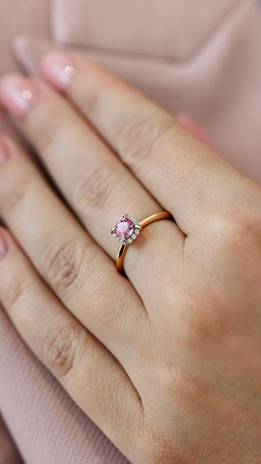 Pierscionek zareczynowy z diament laboratoryjny rozowy 062 ct z zolte zloto beauty na palcu 02