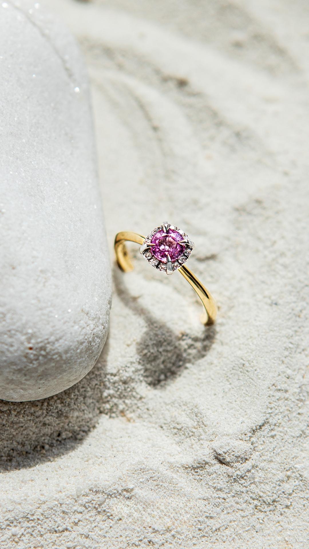 Pierscionek zareczynowy z diament laboratoryjny rozowy 062 ct z zolte zloto beauty na palcu 03