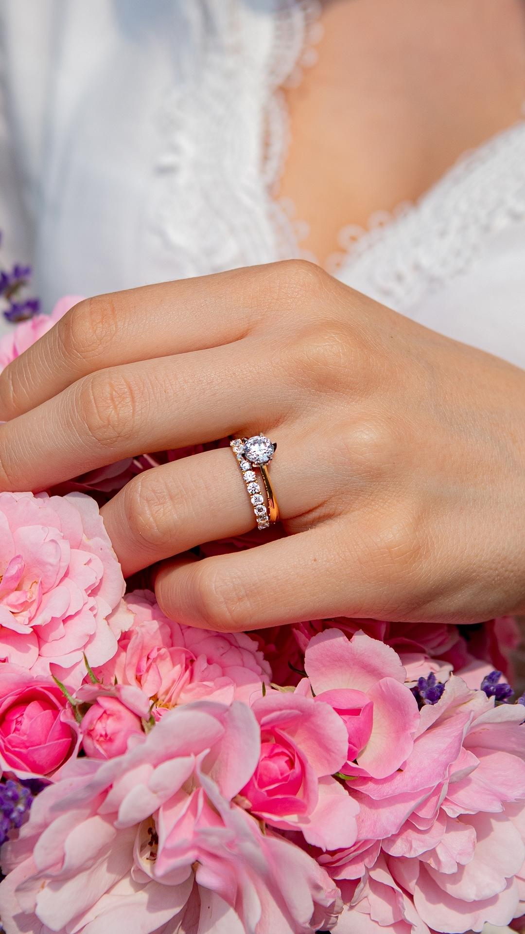 Pierscionek zareczynowy z diament 050 ct z zolte zloto daisy na palcu 05