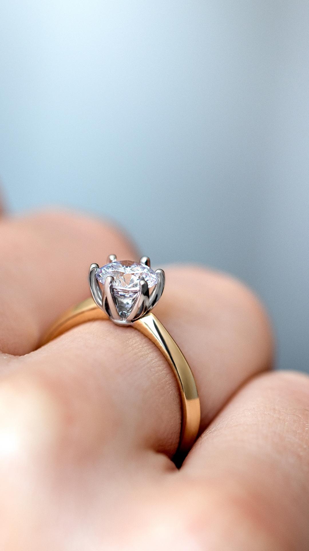 Pierscionek zareczynowy z diament 050 ct z zolte zloto daisy na palcu 06