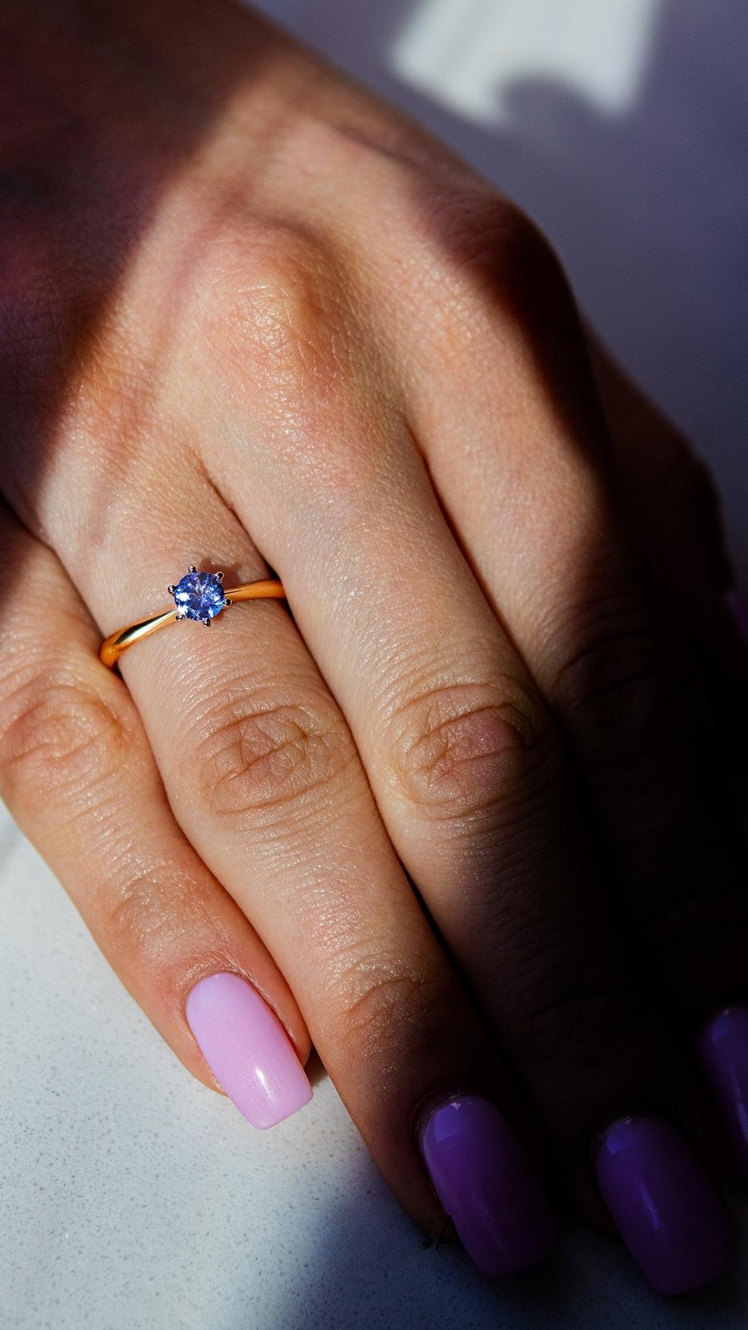 pierscionek zareczynowy z szafir niebieski 050 ct z zolte zloto daisy na palcu