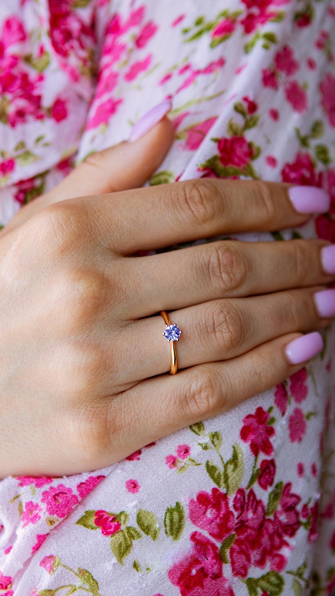 Pierscionek zareczynowy z tanzanit 030 ct z zolte zloto daisy na palcu