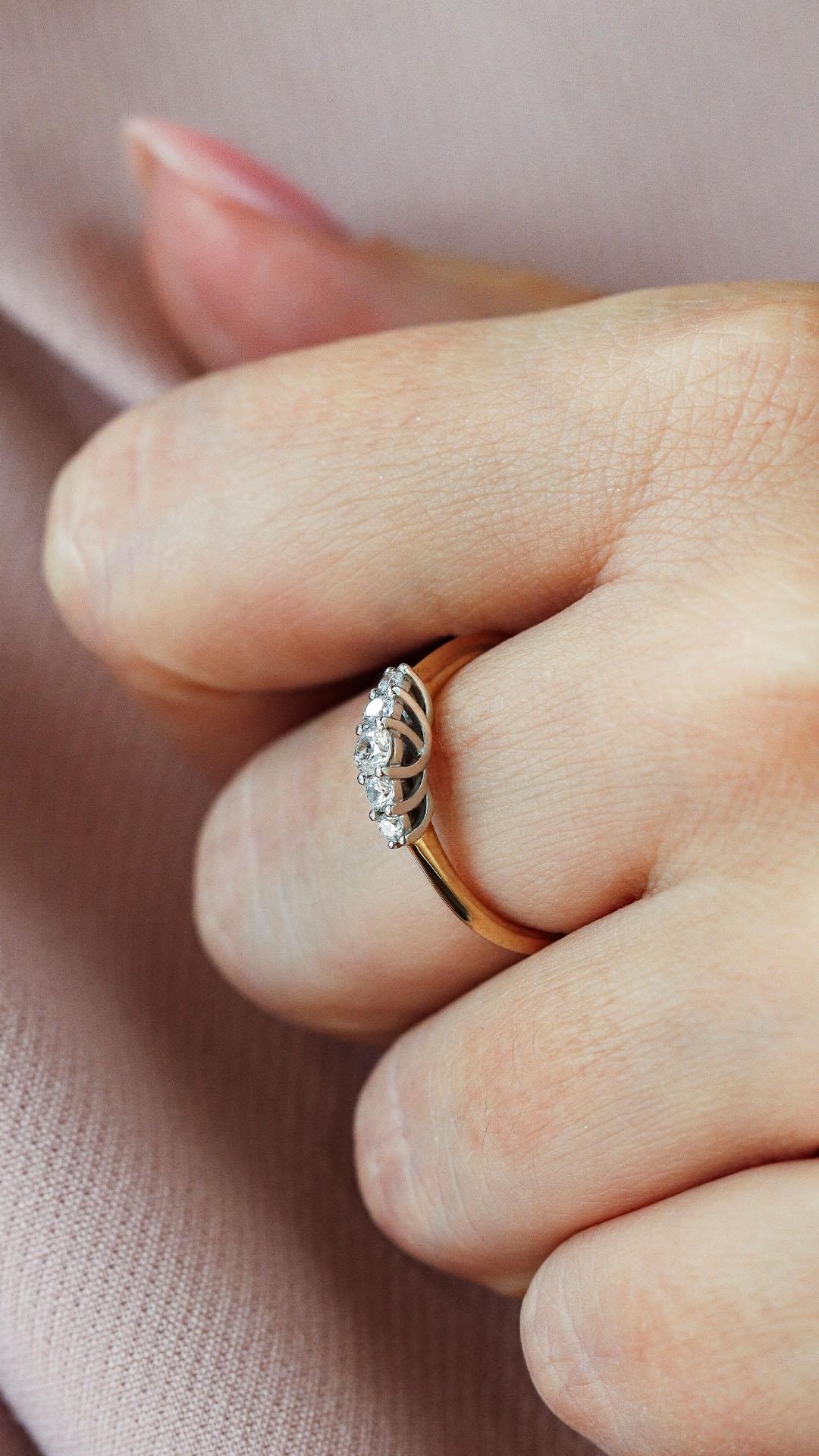 Pierscionek zareczynowy z diament laboratoryjny 053 ct z zolte zloto darling na palcu