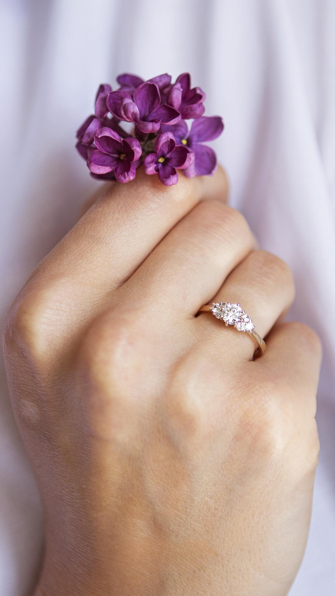 Pierscionek zareczynowy z diament 068 ct z zolte zloto lilly na palcu 04