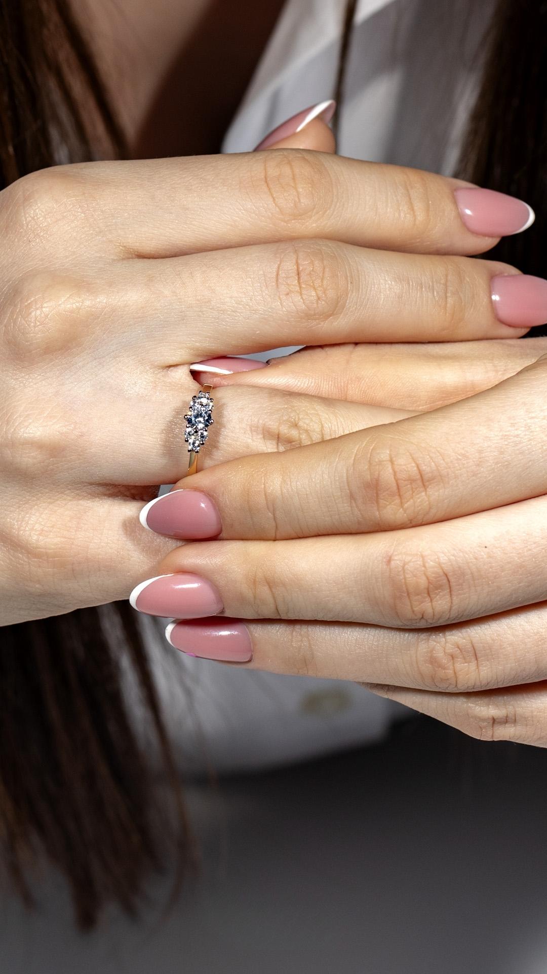 Pierscionek zareczynowy z diament 068 ct z zolte zloto lilly na palcu 05