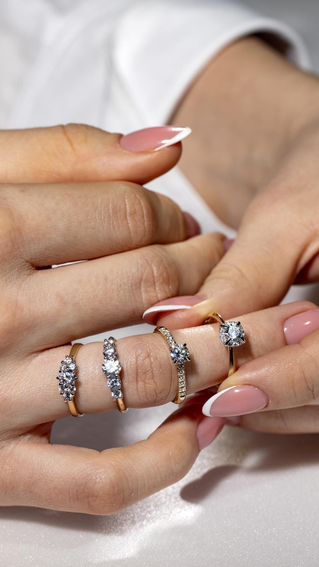 Pierscionek zareczynowy z diament 068 ct z zolte zloto lilly na palcu 07