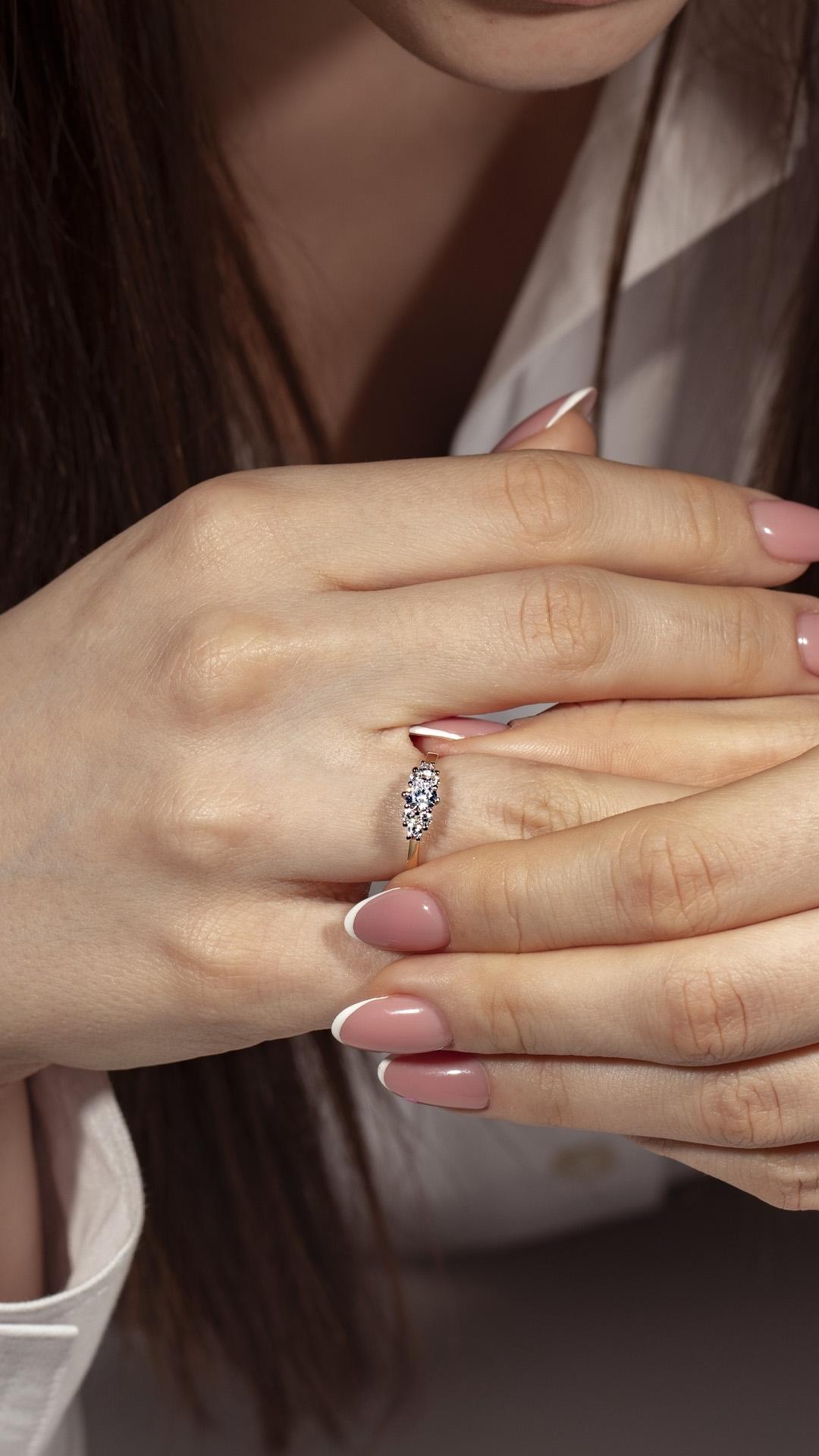 Pierscionek zareczynowy z diament 068 ct z zolte zloto lilly na palcu 08