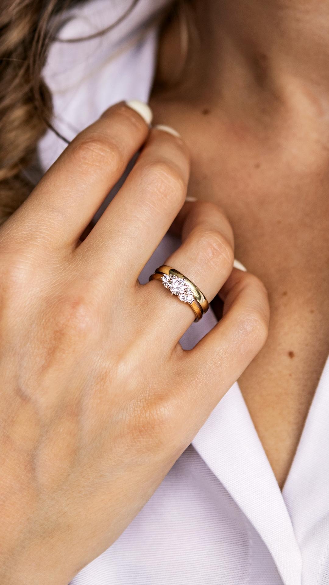 Pierscionek zareczynowy z diament 068 ct z zolte zloto lilly na palcu09