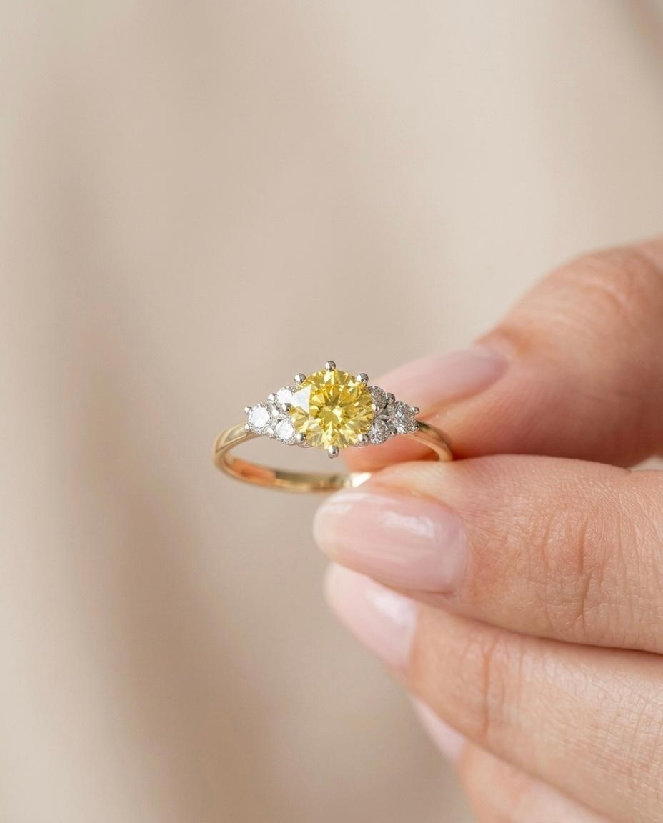 Pierscionek zareczynowy z szafir zolty 068 ct z zolte zloto lilly na palcu 10