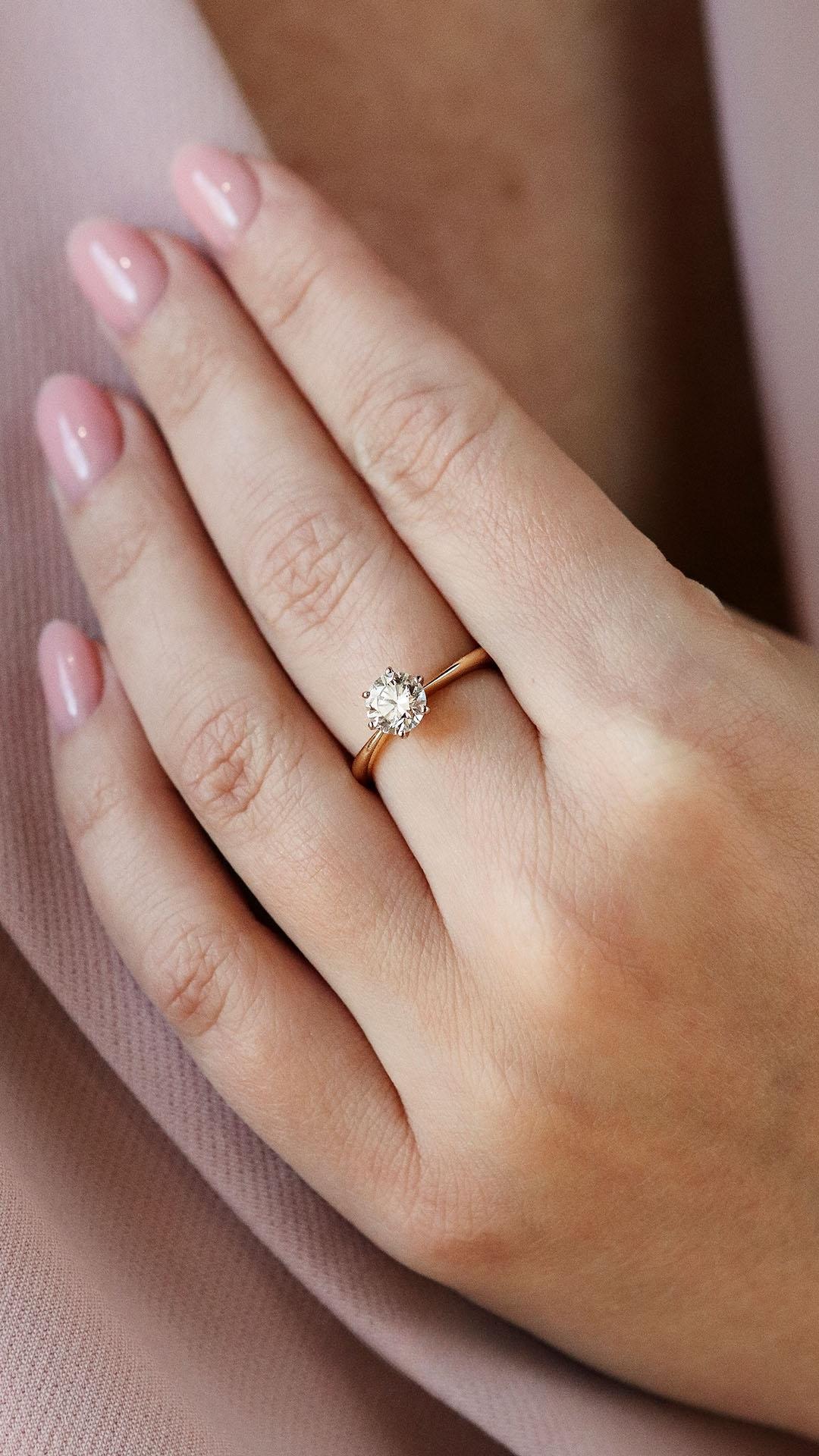 Pierscionek zareczynowy z diament 050 ct z zolte zloto love na palcu 02