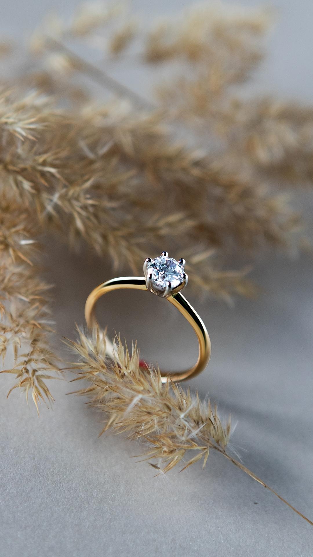 Pierscionek zareczynowy z diament 050 ct z zolte zloto love na palcu 04