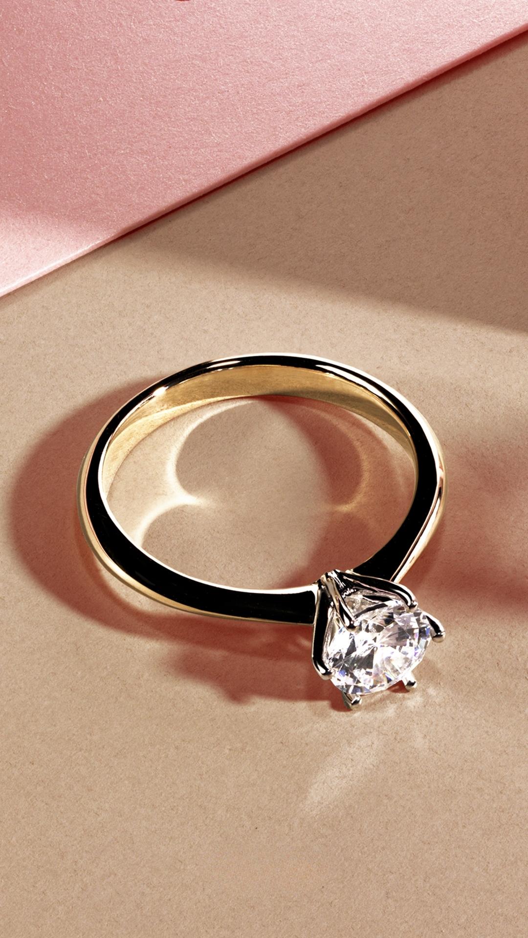 Pierscionek zareczynowy z diament 050 ct z zolte zloto love na palcu 05