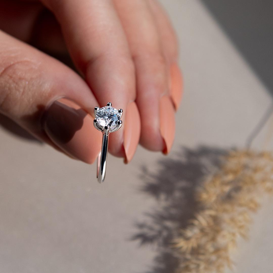 Pierscionek zareczynowy z diament laboratoryjny 050 ct z biale zloto love na palcu