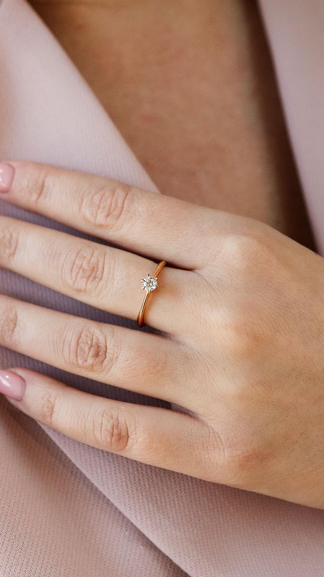 Pierscionek zareczynowy z diament 017 ct z zolte zloto love na palcu 01