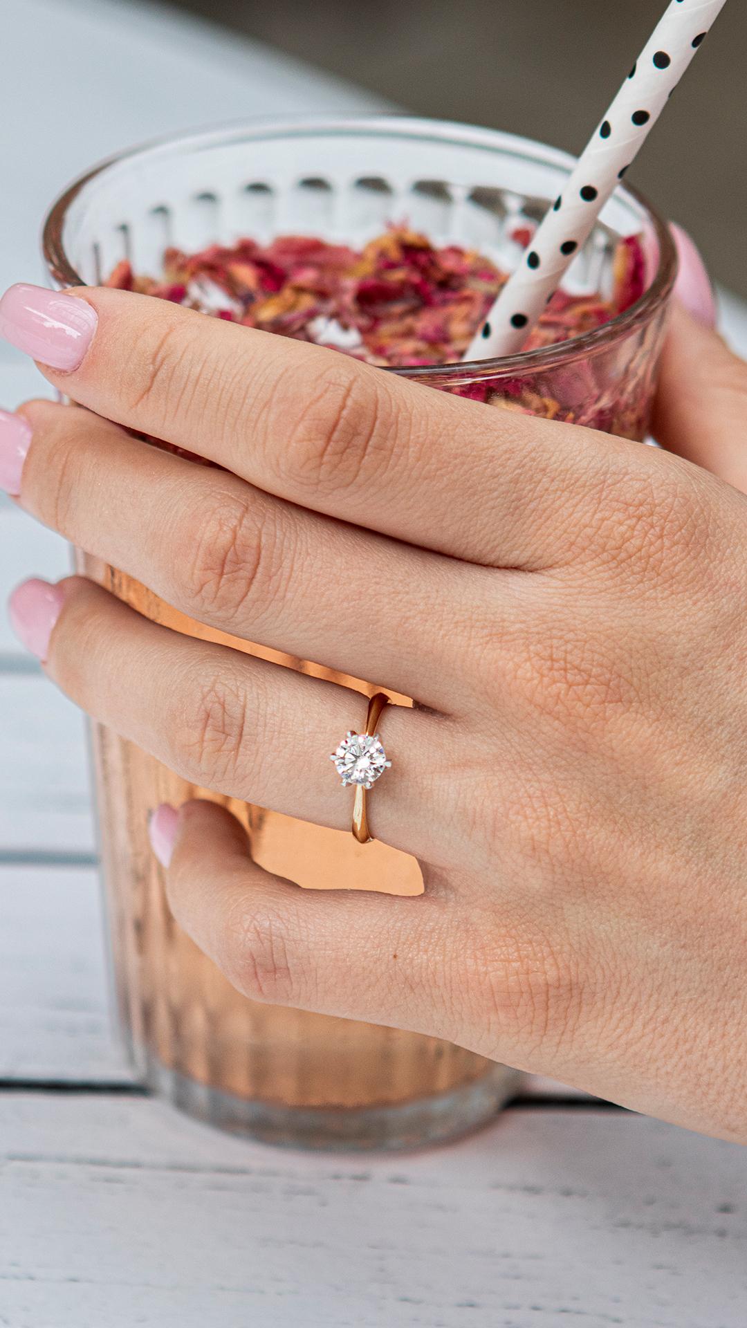 Pierscionek zareczynowy z szafir bialy 100 ct z zolte zloto queen na palcu 022