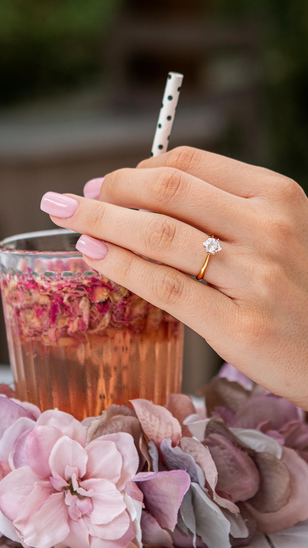 Pierscionek zareczynowy z szafir bialy 100 ct z zolte zloto queen na palcu 03