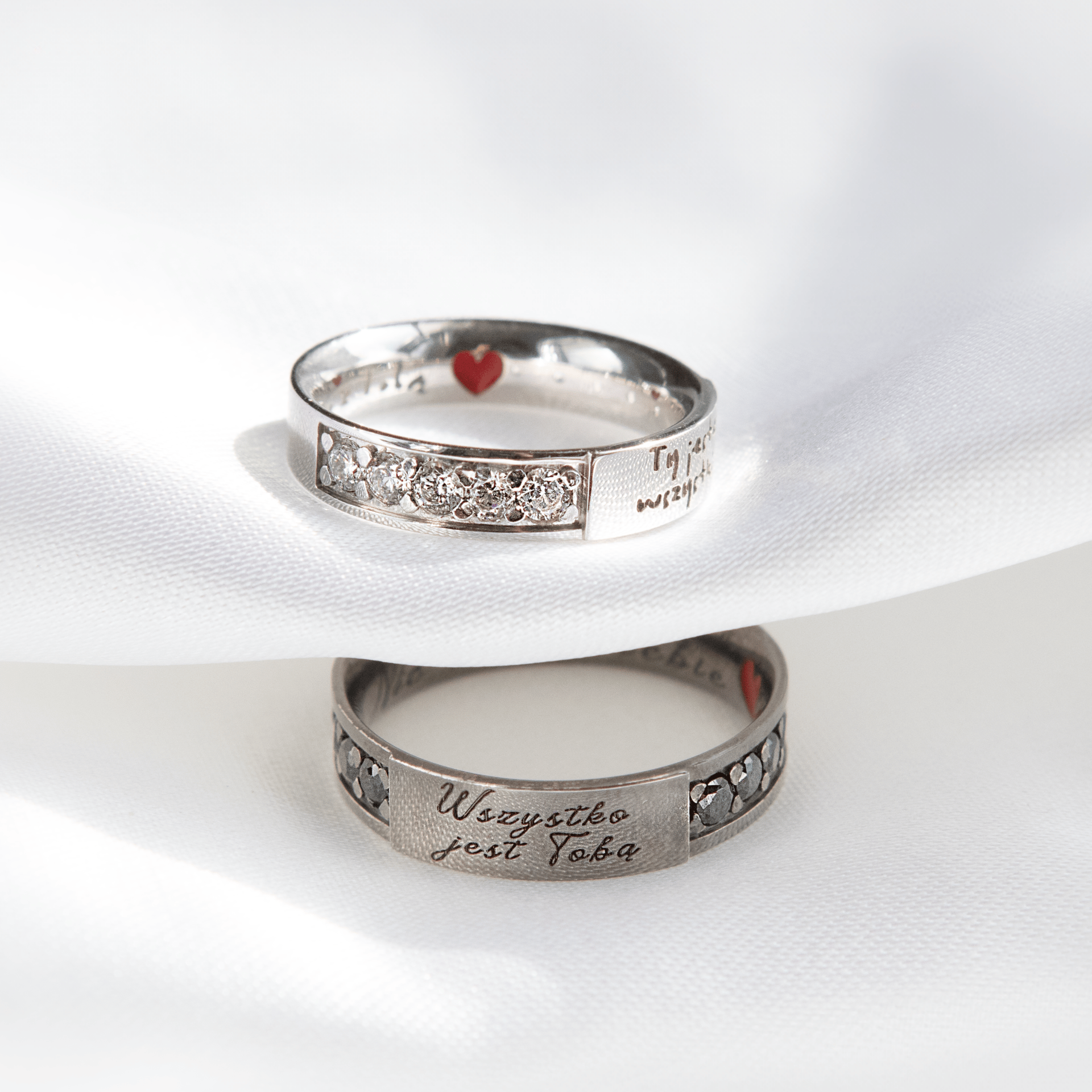 komplet obrączek ślubnych damska białe złoto z diamentami męska czarne złoto z grawerem