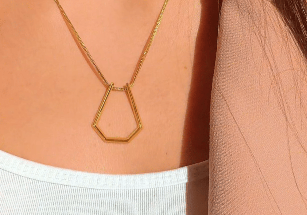 Naszyjnik Active Ring na szyi