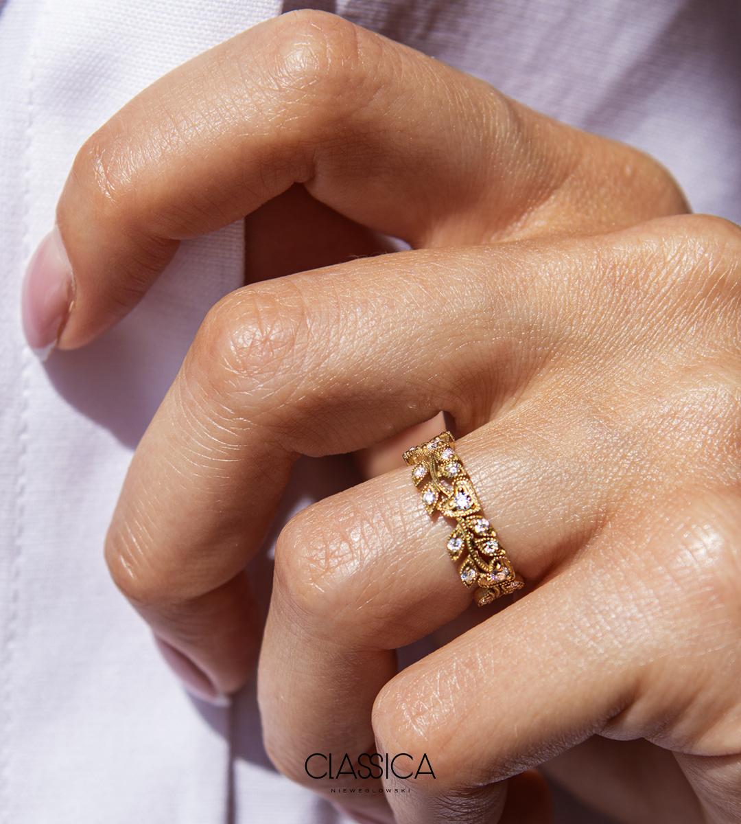 obrączka ślubna w stylu boho