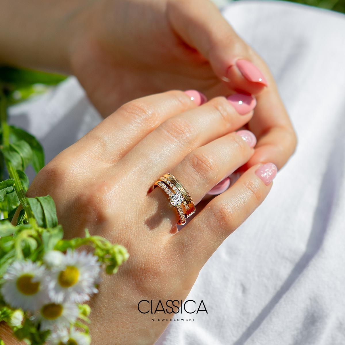 obrączka ślubna i pierścionek zaręczynowy na prawej ręce palec wskazujący