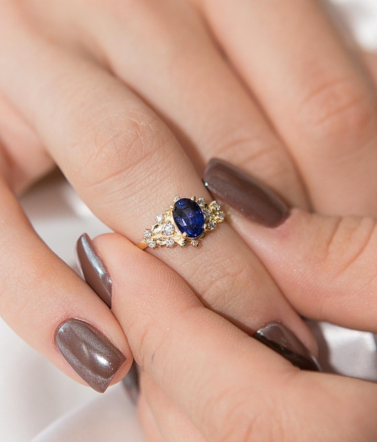 pierscionek zareczynowy z szafirem niebieskim owalny kamień boczne diamenty