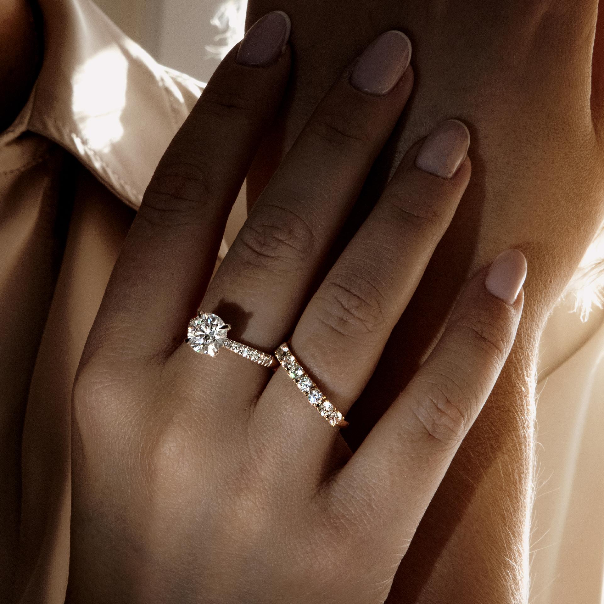 obrączka ślubna i pierścionek zaręczynowy w stylu glamour