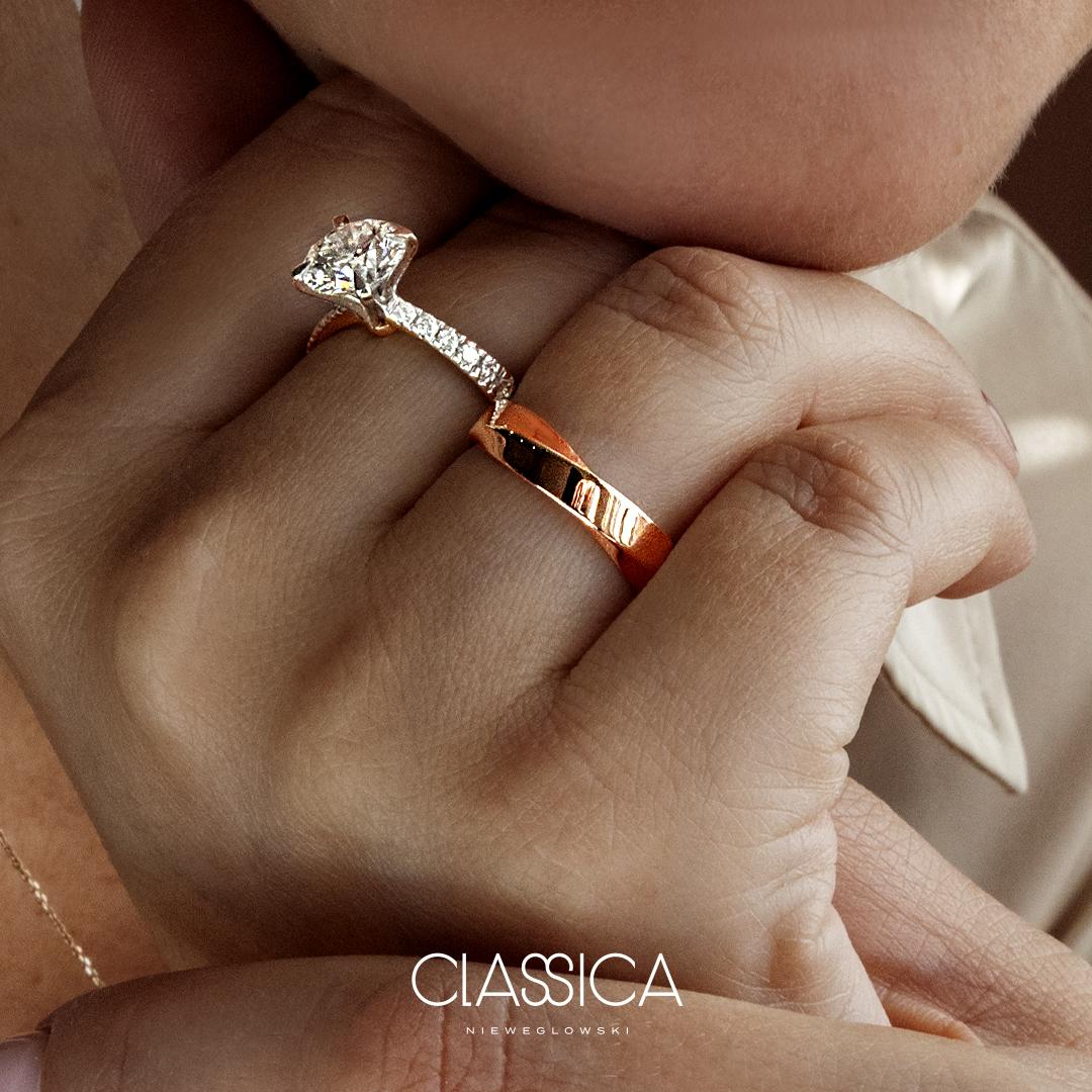 obrączka ślubna i pierścionek zaręczynowy różowe złoto