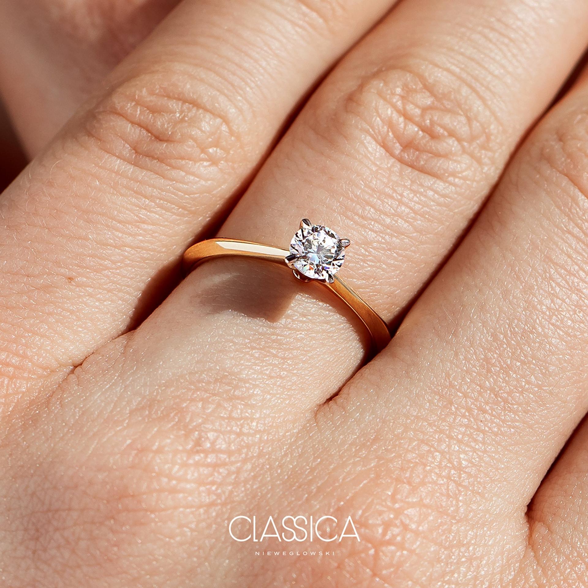 klasyczny złoty pierścionek z diamentem cztery łapki