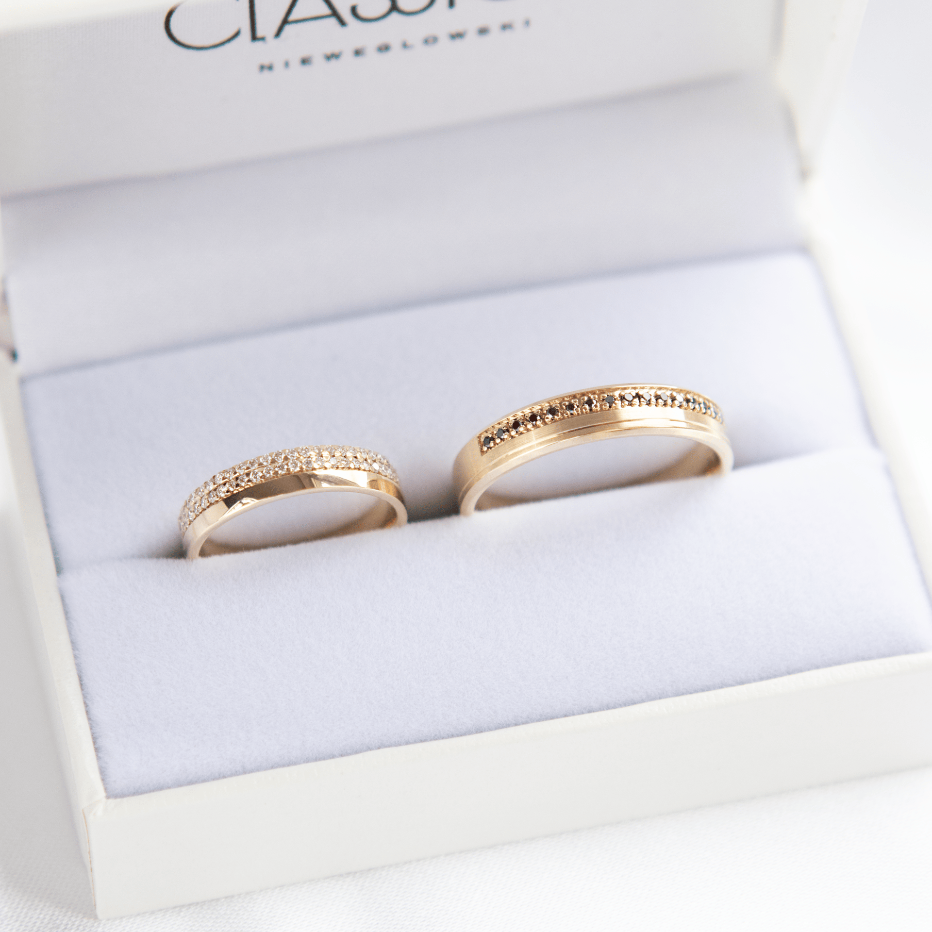 komplet obrączek ślubnych z diamentami