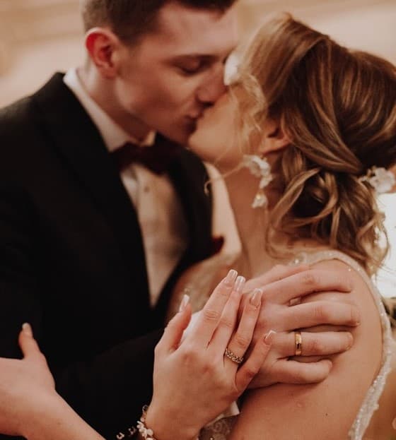 obraczki slubne na dloni classica