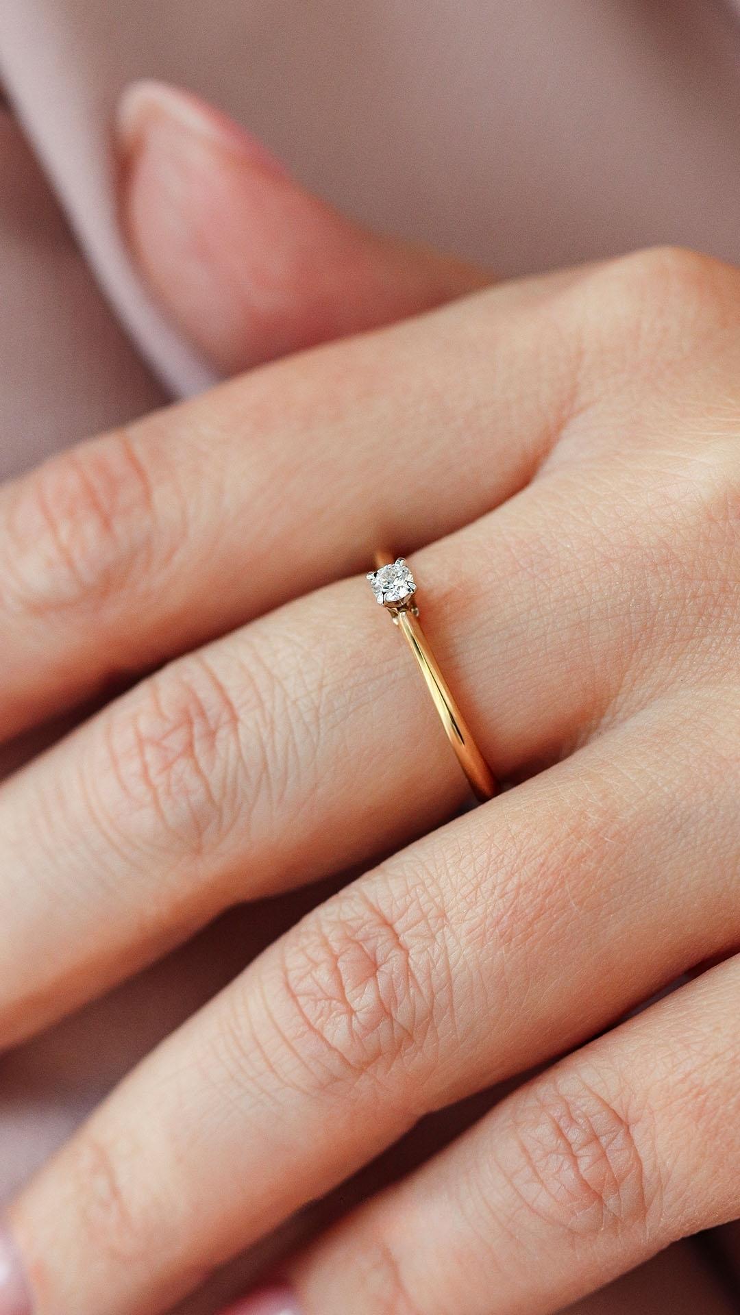 Pierscionek zareczynowy z diament 017 ct z zolte zloto angel na palcu