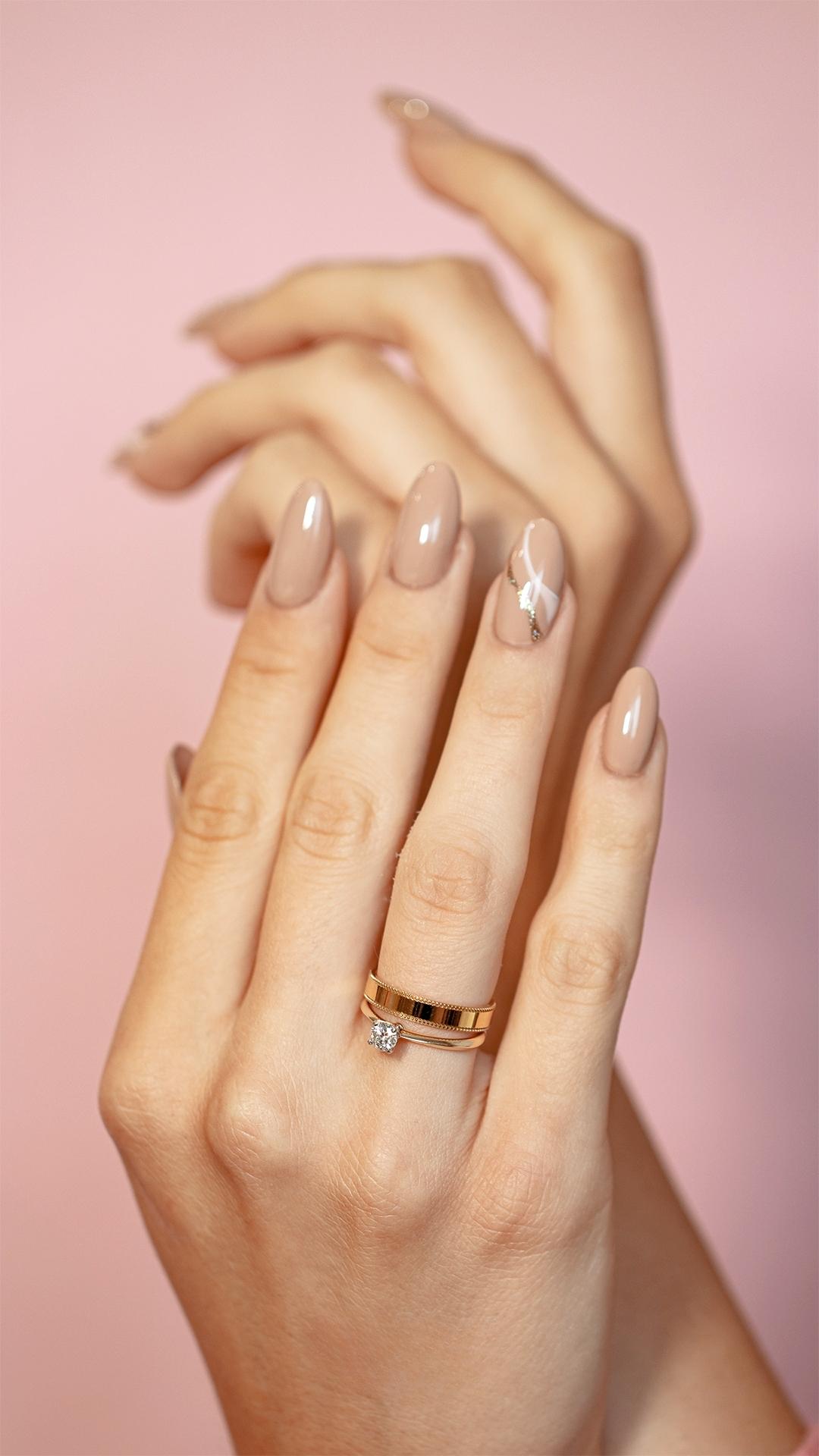 Pierscionek zareczynowy z diament 025 ct z zolte zloto angel na palcu 03