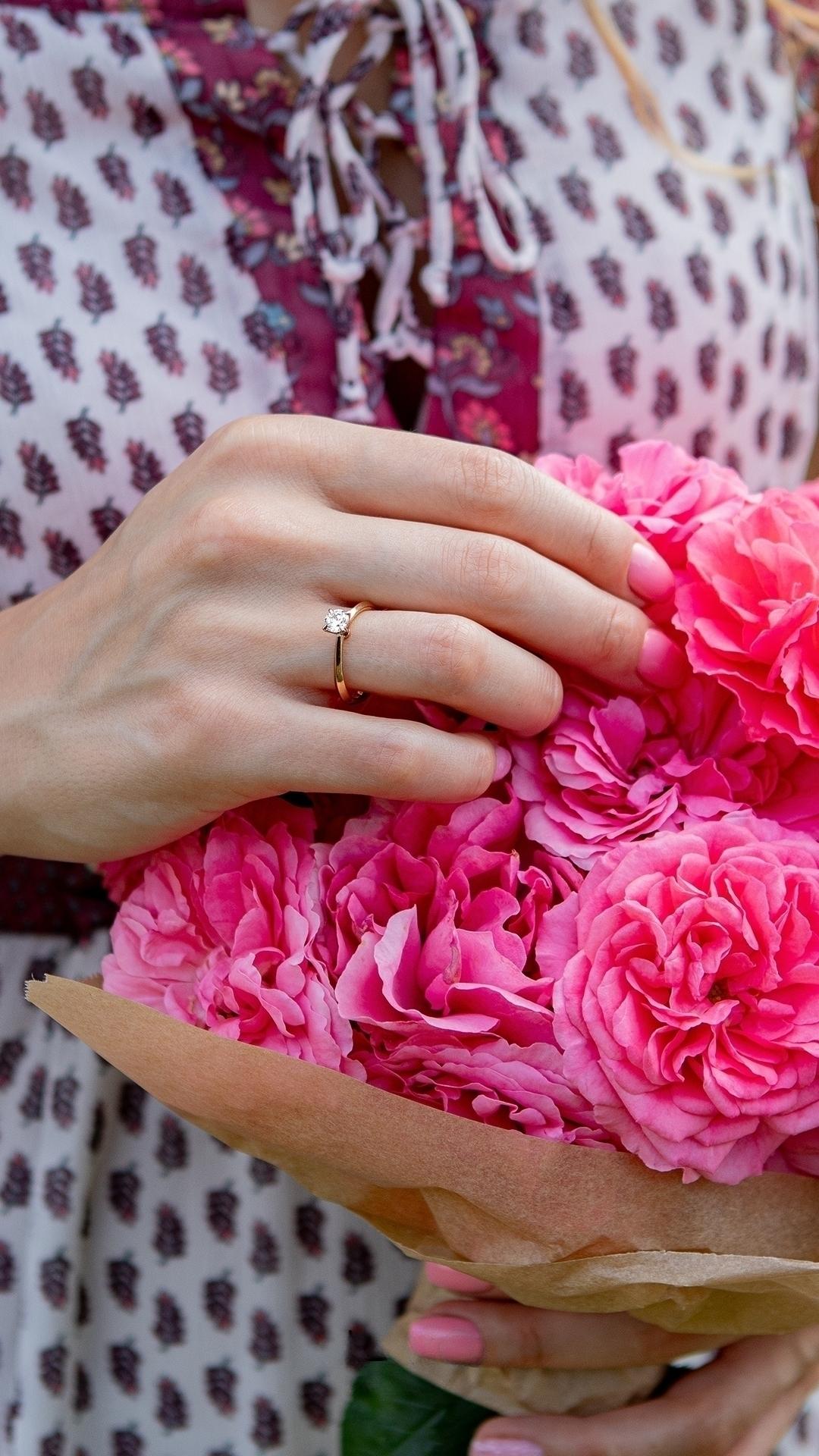 Pierscionek zareczynowy z diament 050 ct z zolte zloto angel na palcu 04