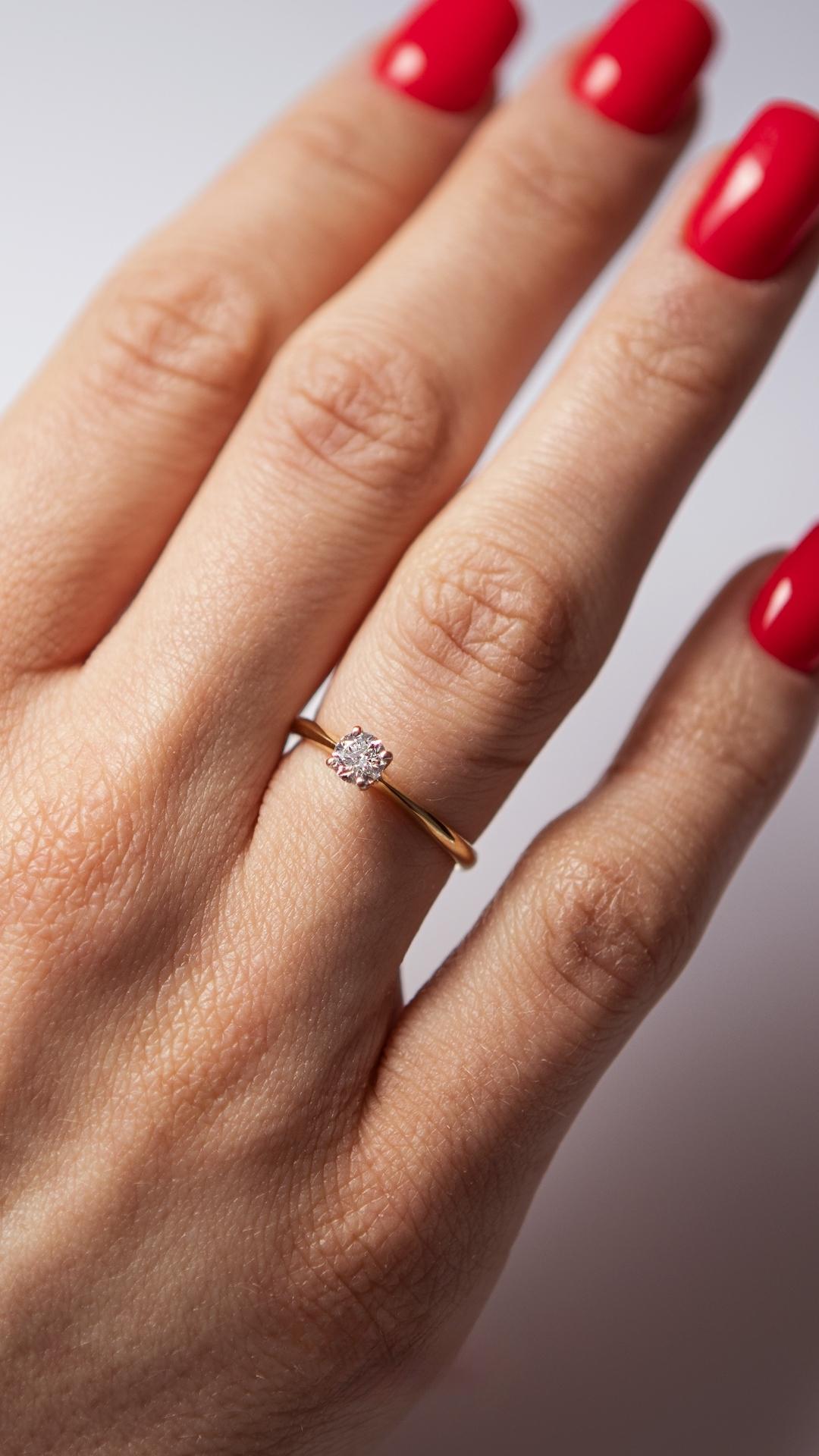 Pierscionek zareczynowy z diament 050 ct z zolte zloto angel na palcu 05