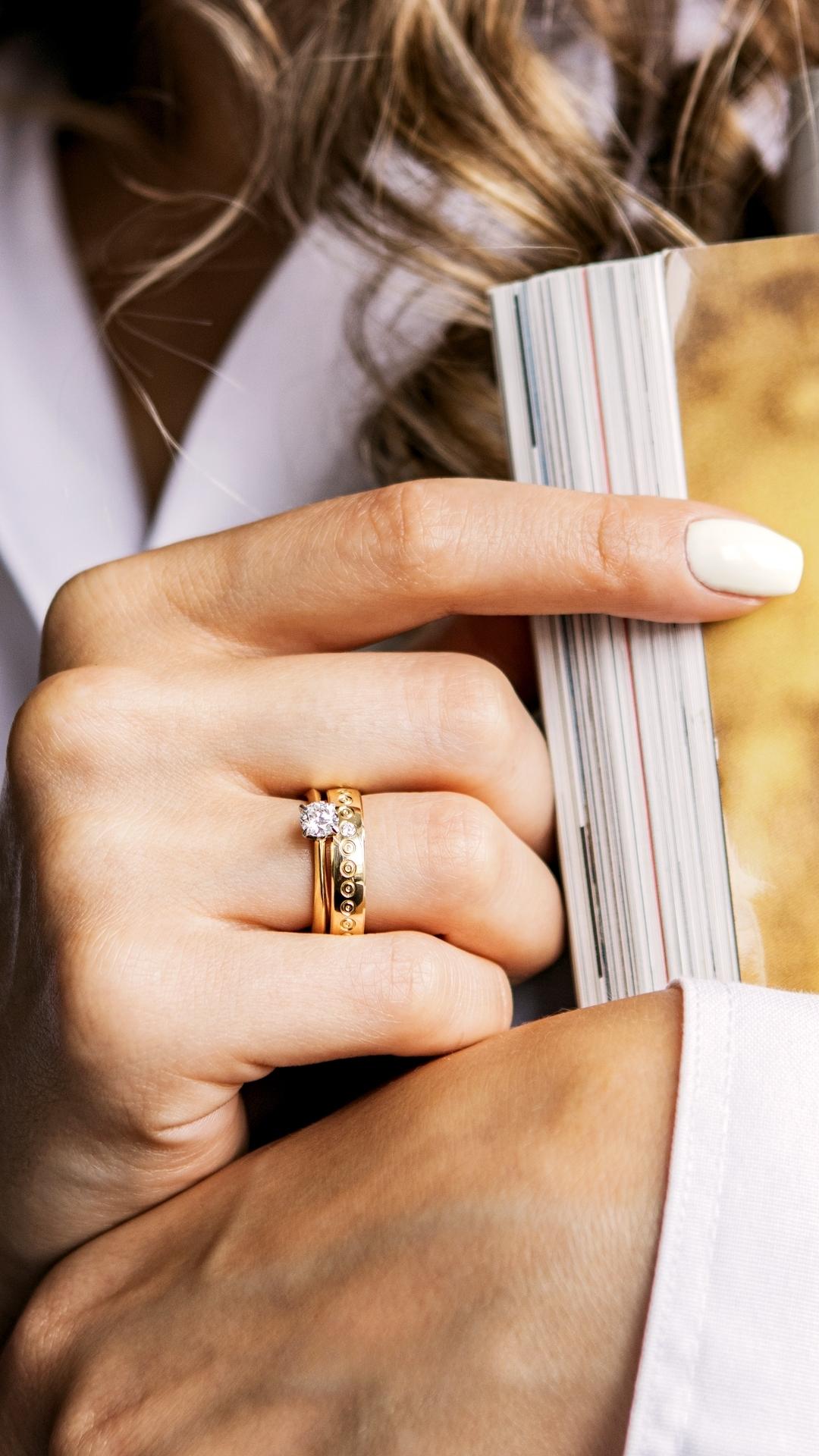 Pierscionek zareczynowy z diament 050 ct z zolte zloto angel na palcu 06