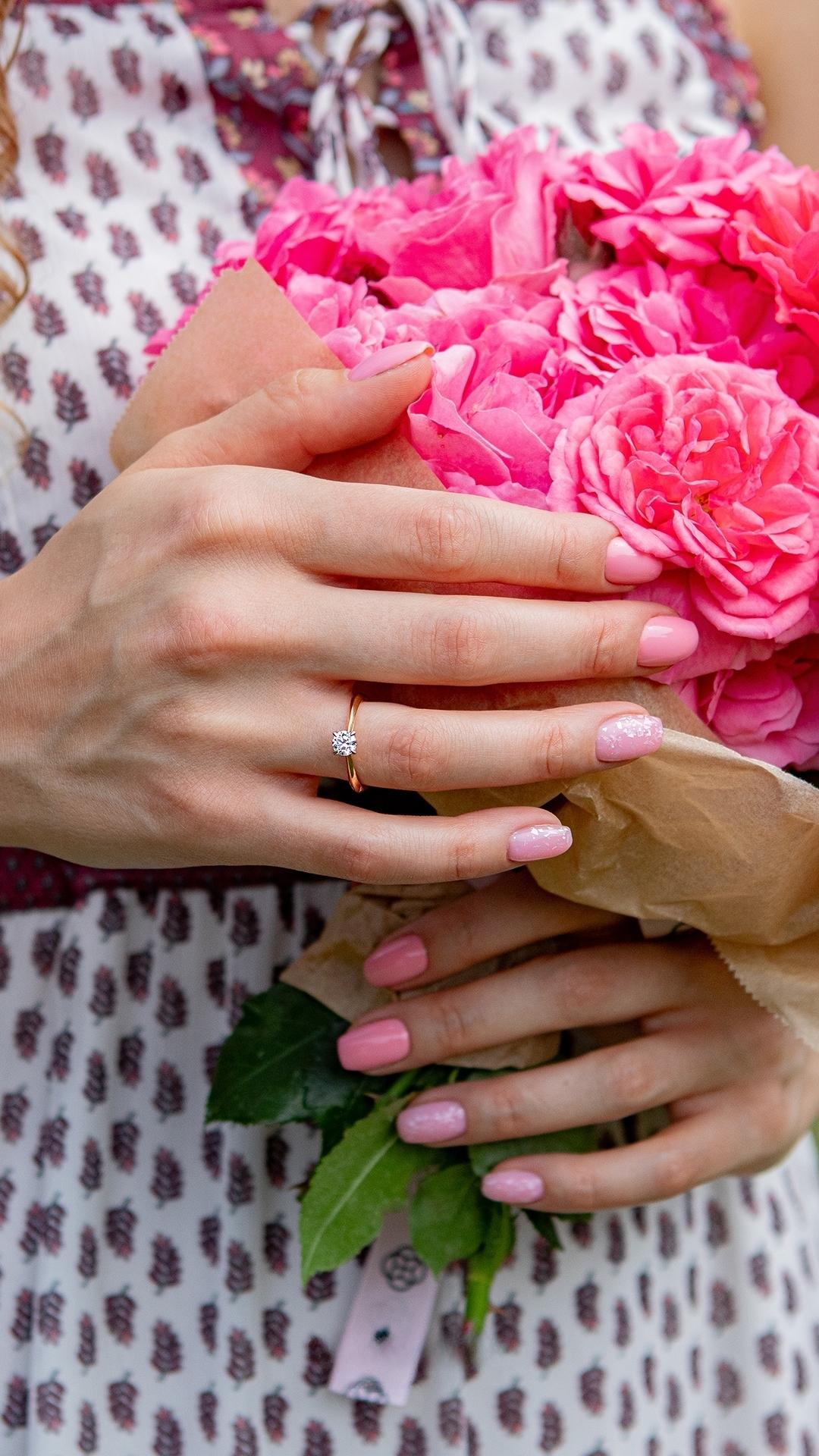 Pierscionek zareczynowy z diament 050 ct z zolte zloto angel na palcu 07